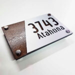 numero de puerta madera