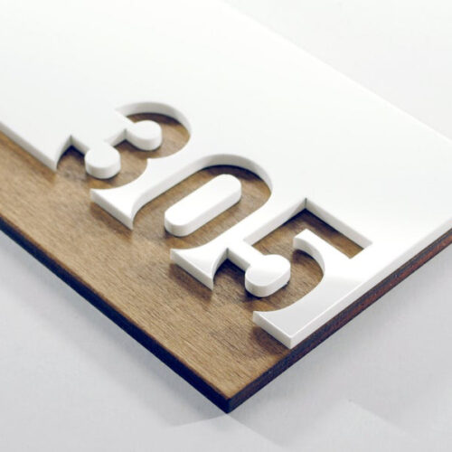 cartel en acrilíco con madera letras de puerta