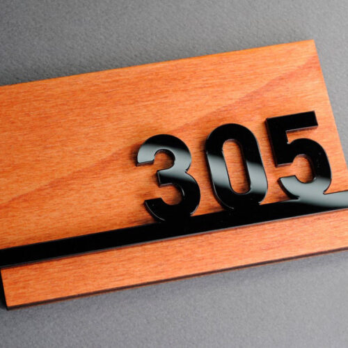 cartel de madera numeor de puerta en amdera